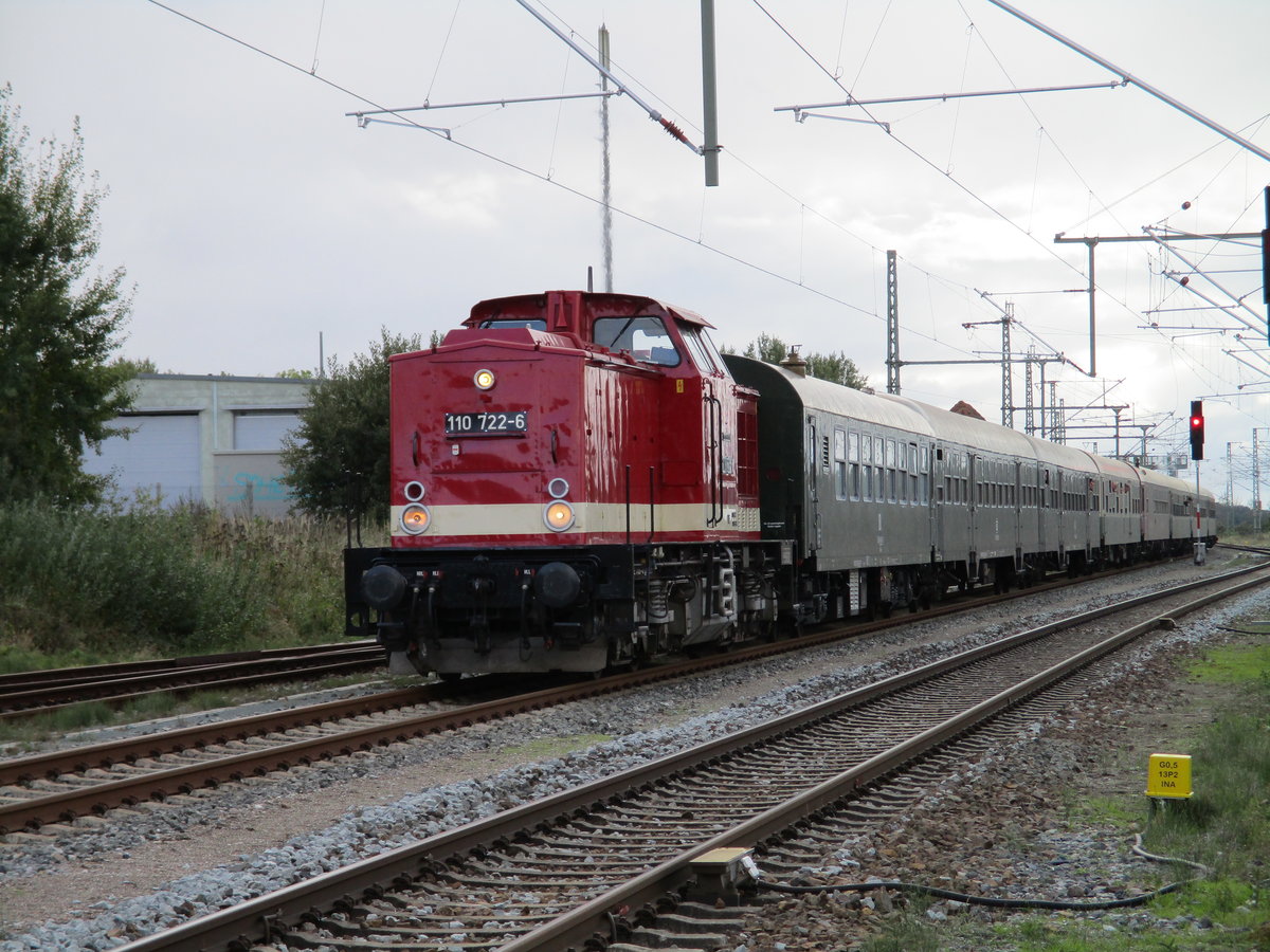 PRESS 110 722 vor dem Sonderzug Leipzig-Binz,am 05.Oktober 2019,im Einfahrbereich von Bergen/Rgen.