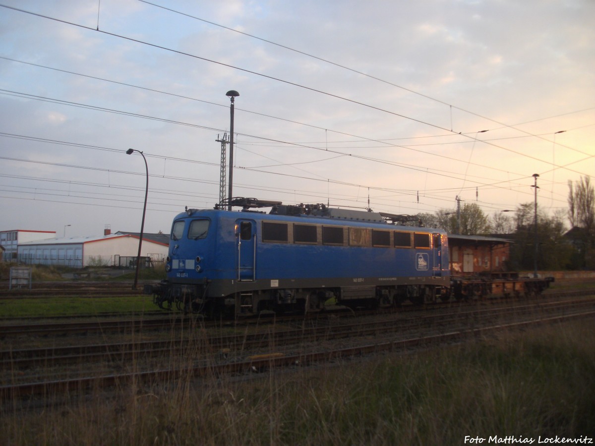 PRESS 140 037 mit einem Schmalstransportwagen im Bahnhof Bergen auf Rgen am 25.4.14