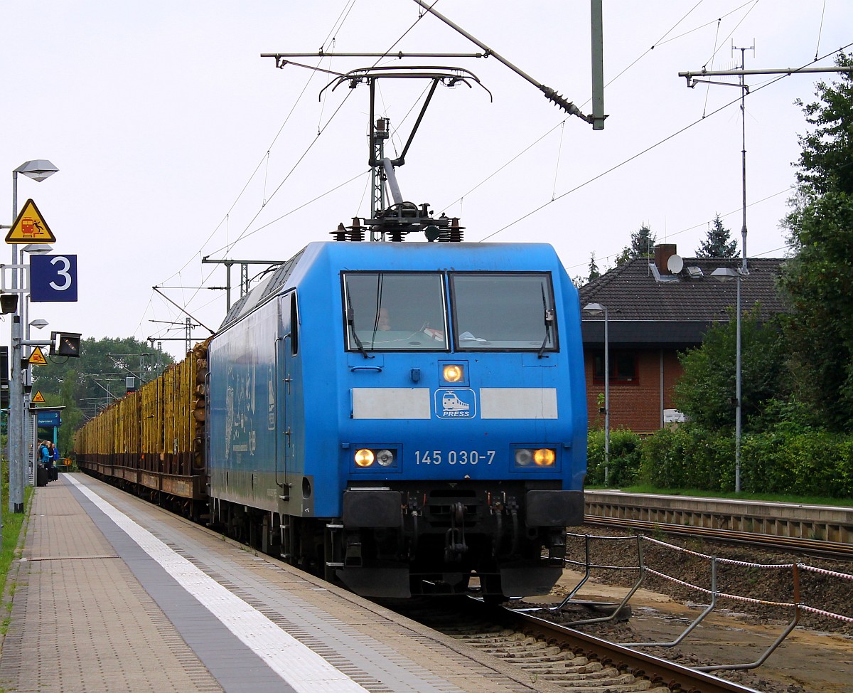 PRESS 145 030-7(ex SBB 481 003, ex MThB 486 453) fährt hier mit einem Holzzug am Haken durch Schleswig. 04.09.15