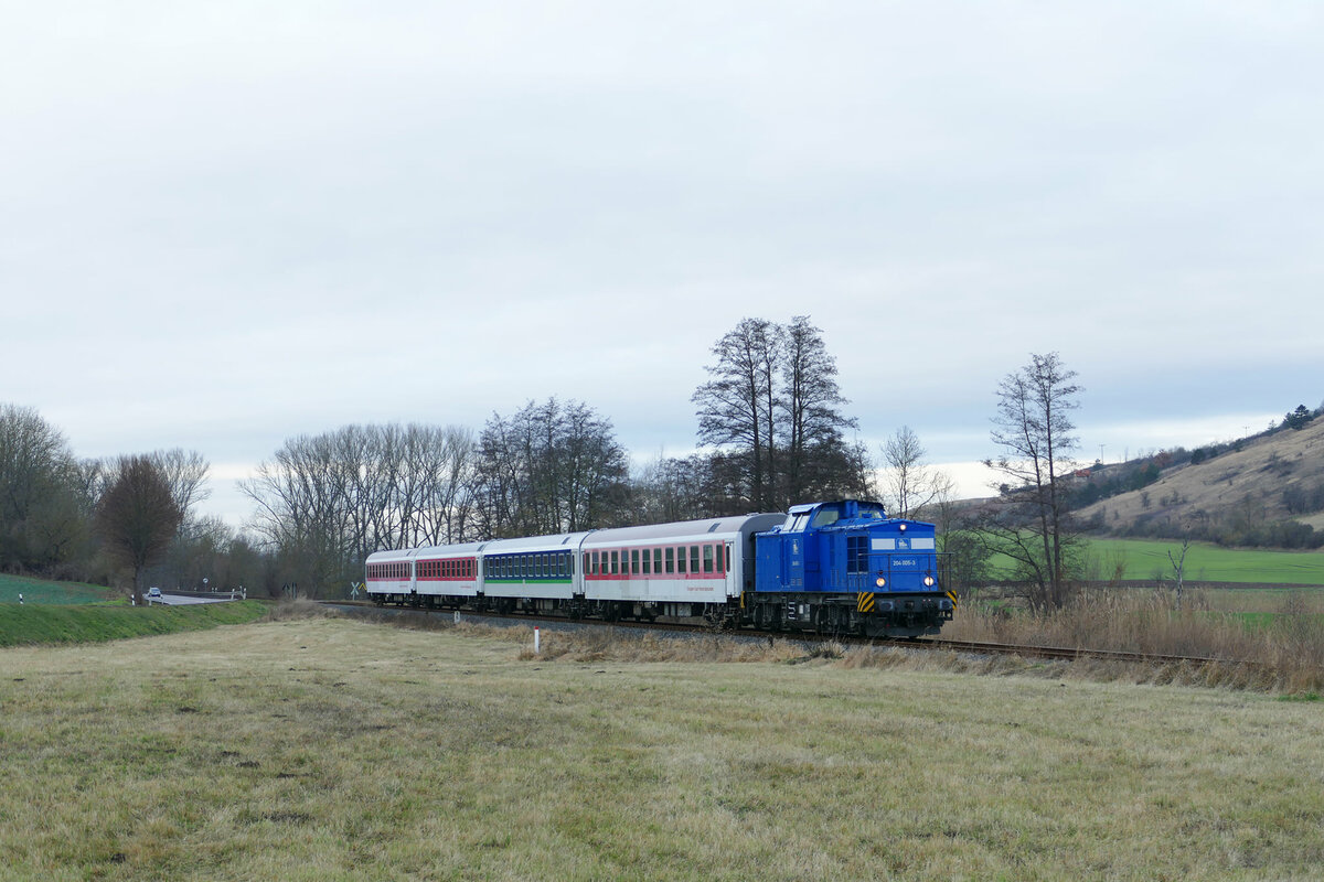 PRESS 204 005-3 mit 4 Reisewagen auf Überführungsfahrt von Karsdorf in Richtung Naumburg, am 28.12.2021 bei Balgstädt. (Foto: Wolfgang Krolop)