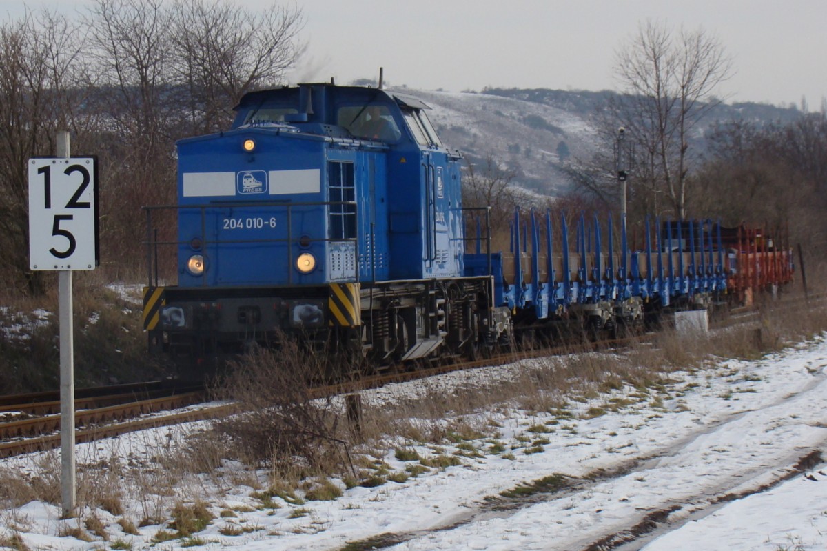 PRESS 204 010-6 mit 3 Flachwagen, die einen Schmalspurlokrahmen als Ladung haben, am 28.01.2014 in Laucha auf der Fahrt nach Karsfdorf. (Foto: G�nther G�bel)