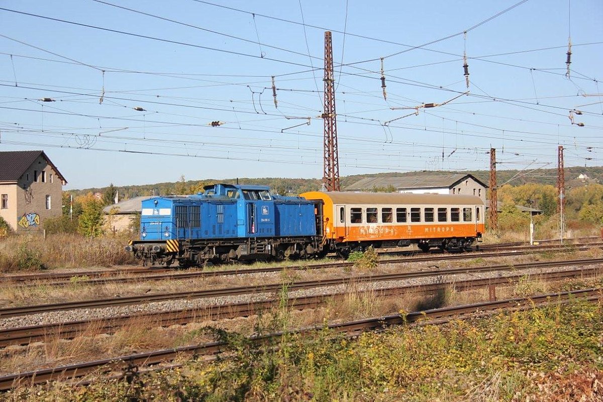 PRESS 204 016-0 rangiert am 12.10.2018 in Naumburg Hbf einen EBS-Mitropa WRg-Wagen. (Foto: Wolfgang Krolop)