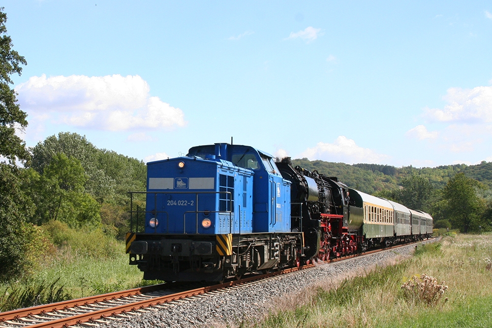 PRESS 204 022-2 + EMBB 52 8154-8 mit dem leeren Winzerfestsonderzug DLr 80578 von Freyburg zur Abstellung nach Karsdorf, am 08.09.2012 bei Balgstädt. (Foto: Marcel Grauke)