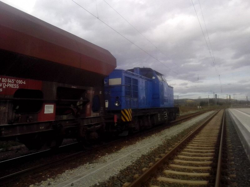 PRESS 204 022-2 mit einem Gleisbauzug nach dem Einsatz auf der Unstrutbahn zwischen Naumburg und Freyburg, am 27.10.2013 in Naumburg Hbf. (Foto: Lars Zich)