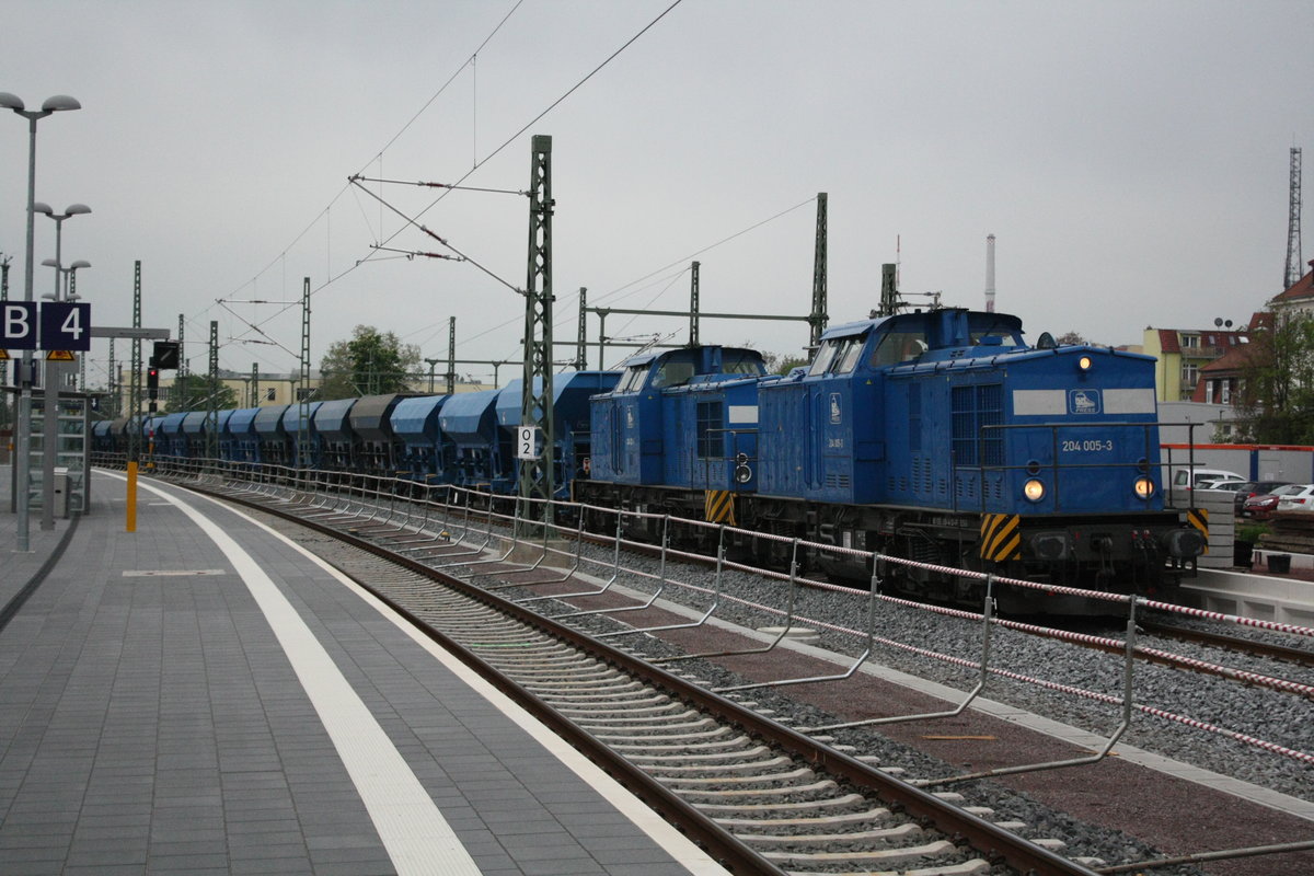 PRESS 204 031 (203 228) und 204 005 (203 350) mit einen Schotterzug im Bahnhof Halle/Saale Hbf am 4.5.20