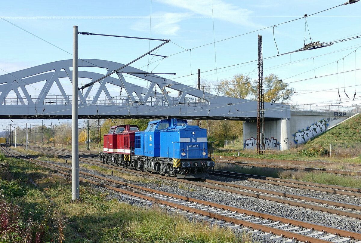 PRESS 204 036 + 204 354 am 03.11.2021 in Naumburg Hbf. (Foto: Wolfgang Krolop)