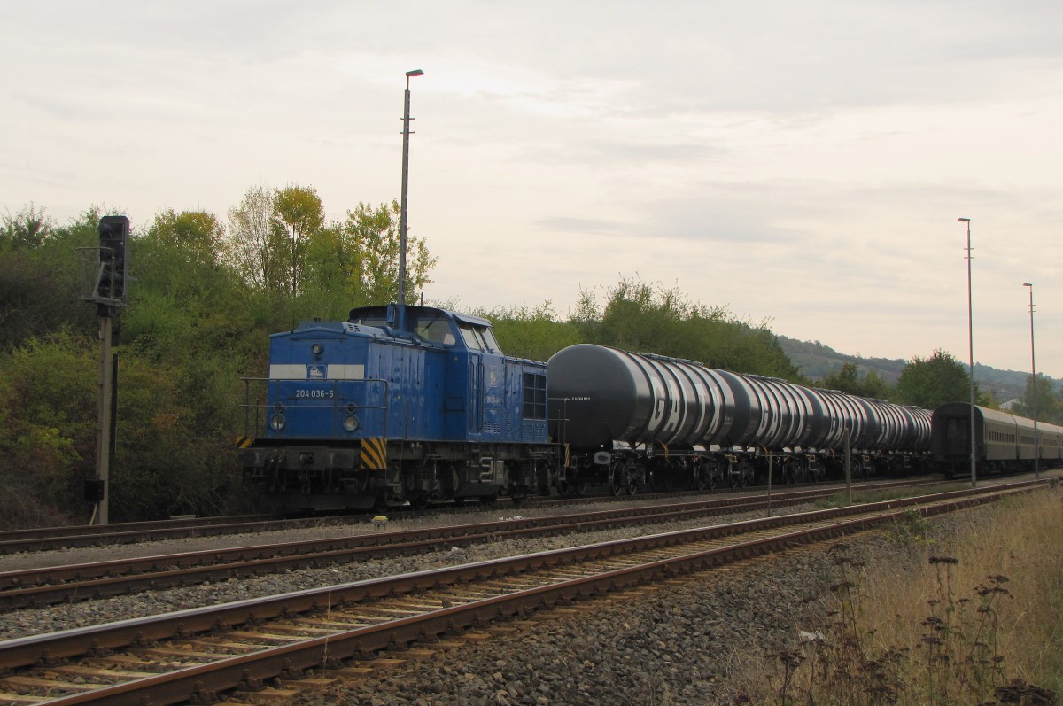PRESS 204 036-6 mit dem DGS 43396 aus Bad Schandau Ost, am 05.10.2013 abgestellt im ehemaligen Bahnhof Karsdorf. Die neuen GATX Kesselwagen sind f�r InfraLeuna und werden wohl vorher noch im Fahrzeugwerk Karsdorf behandelt.