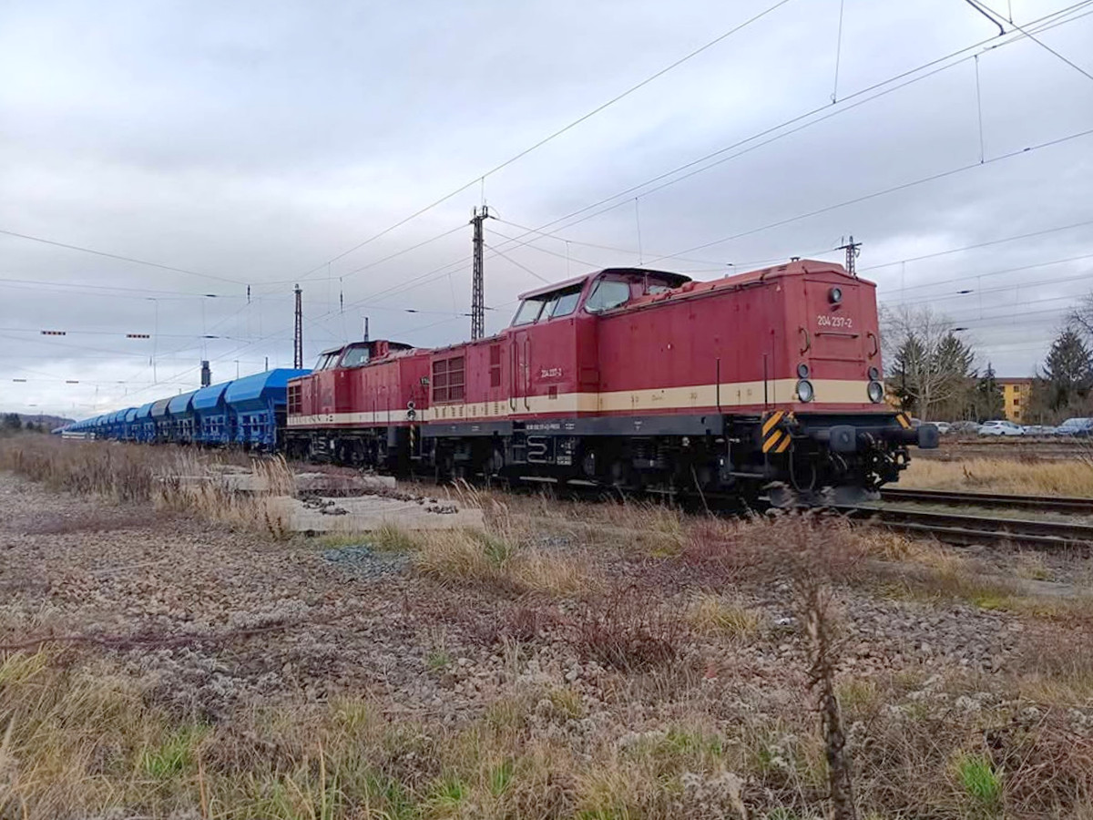 PRESS 204 237 + 114 703 am 16.12.2024 mit Schotterwagen in Naumburg (S) Hbf. (Foto: Kevin Demur)