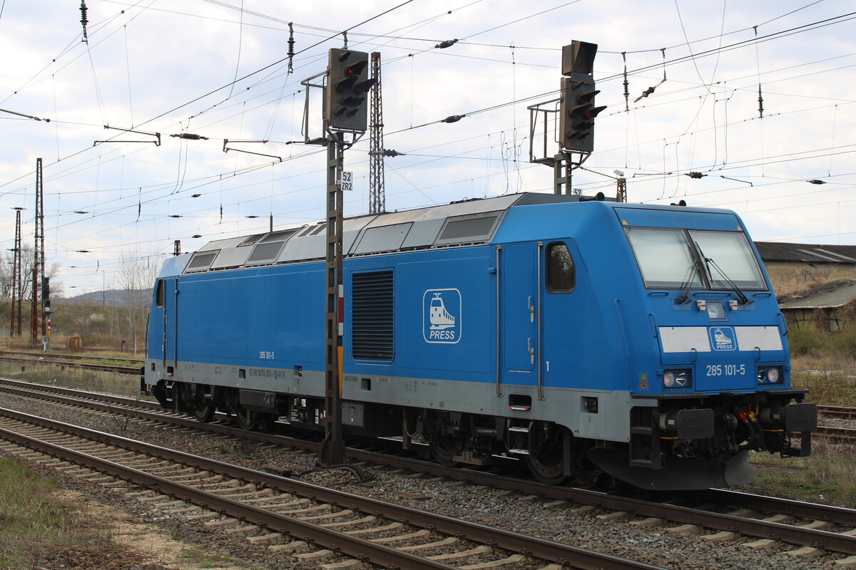 PRESS 285 101-5 (92 88 0076 001-1 B-BTK) als Tfzf Richtung Bad K�sen, am 09.04.2025 in Naumburg (S) Hbf.