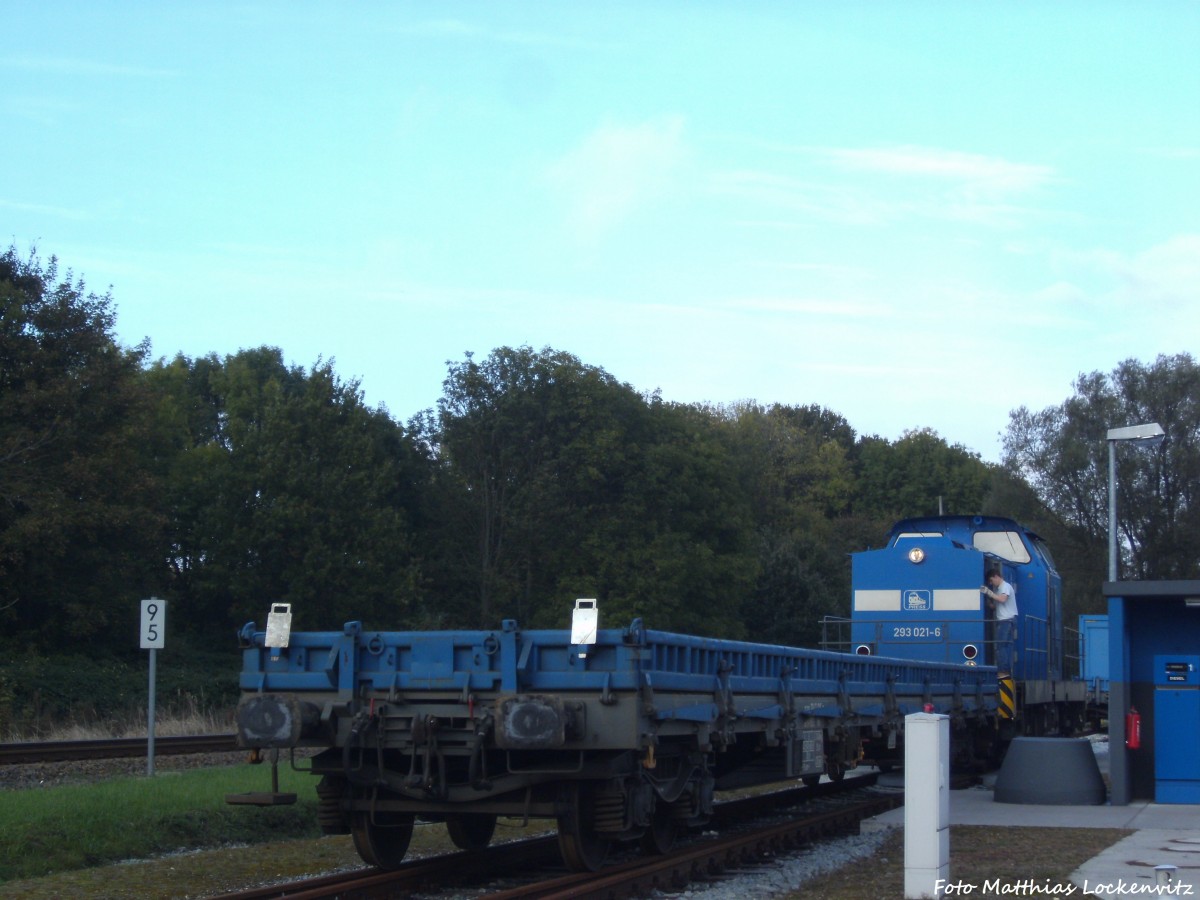 PRESS 293 021 mit einen Flachwagen an der Loktankstelle in Putbus am 12.10.14