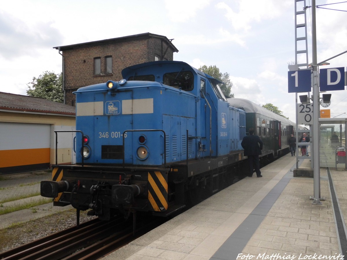 PRESS 346 001 am Lokbespannten Personenzug im Bahnhof Bergen auf Rgen am 31.5.15