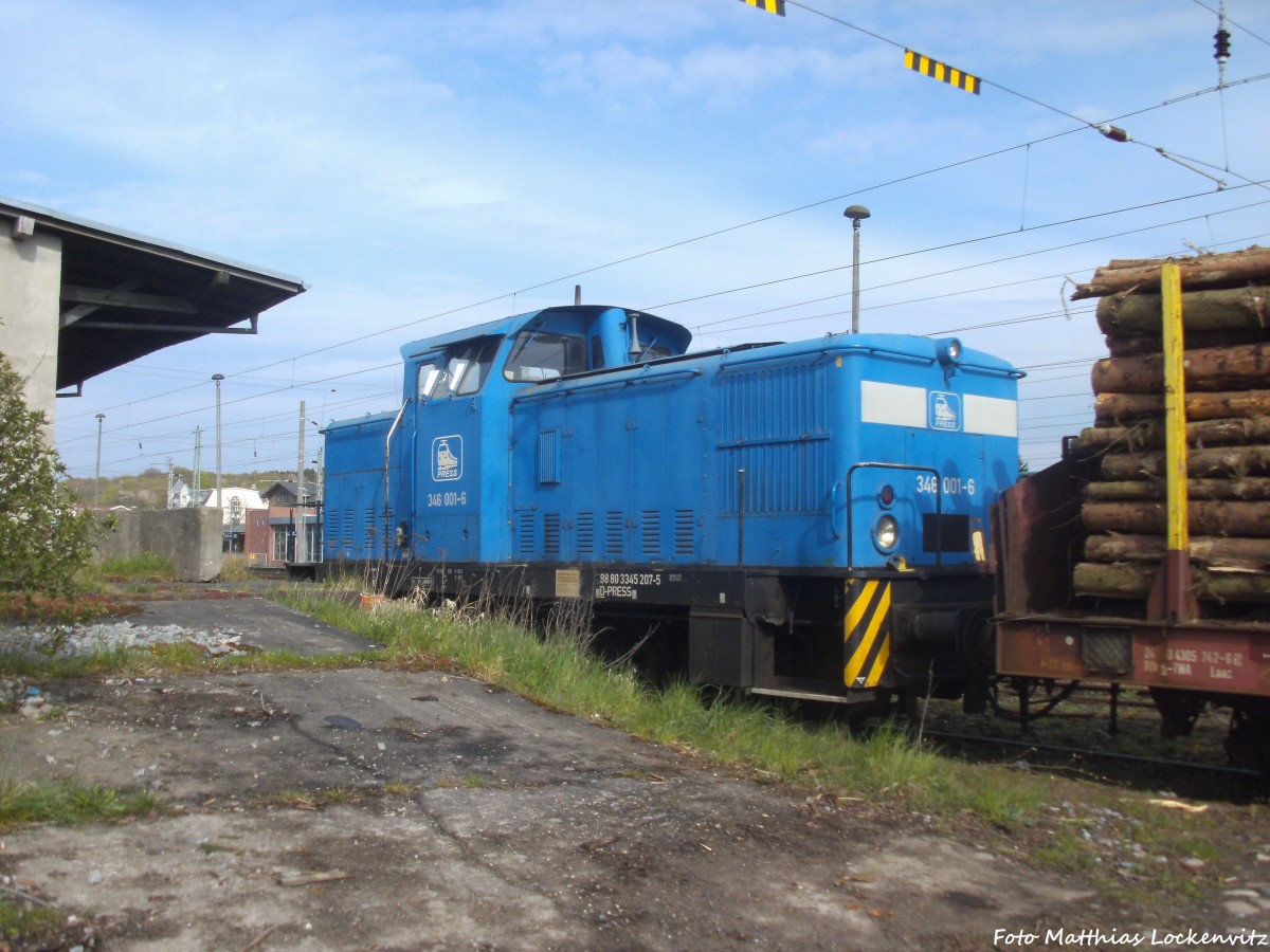 PRESS 346 001 bei der Arbeitspause im Bahnhof Bergen auf Rügen am 24.4.14