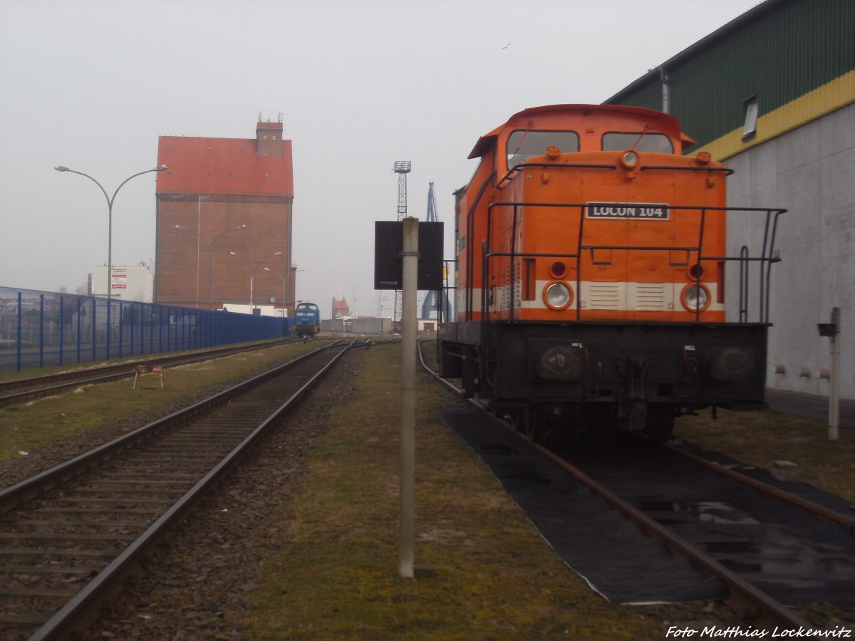 PRESS 346 001 im Hintergrund & Locon 104 im Stralsunder Stadthafen (Bei der Getreide AG) am 7.3.14