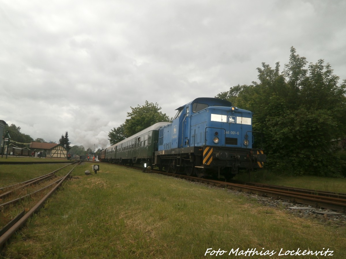 PRESS 346 001 mit 35 1097 beim verlassen des Putbusser Bahnhof´s in Richtung Bergen auf Rgen am 30.5.15