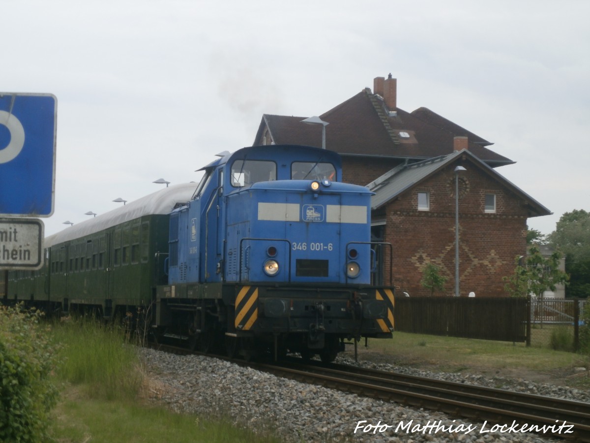 PRESS 346 001 mit der 50 3501 unterwegs nach Bergen auf Rgen und lsst den Bahnhof Lauterbach (Rgen) hinter sich am 31.5.15