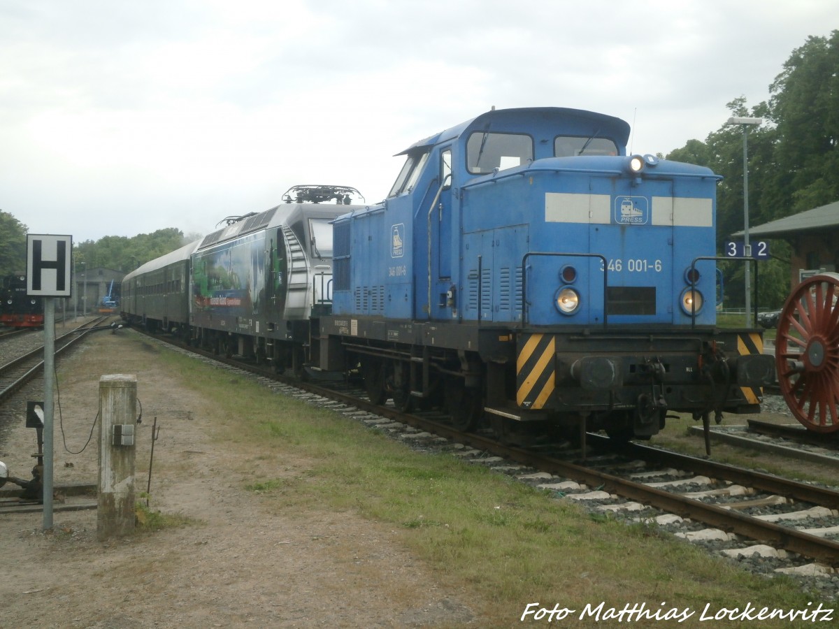 PRESS 346 001 steht mit dem berfhrungszug im Putbusser Bahnhof zur Abfahrt bereit am 31.5.15