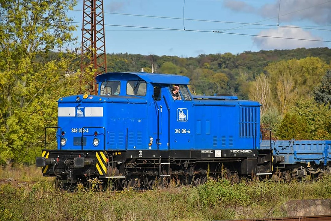 PRESS 346 003-4 (345 208) mit dem DGS 59798 von Espenhain nach Karsdorf, am 23.10.2023 in Naumburg (S) Hbf. (Foto: Maik K�hler)