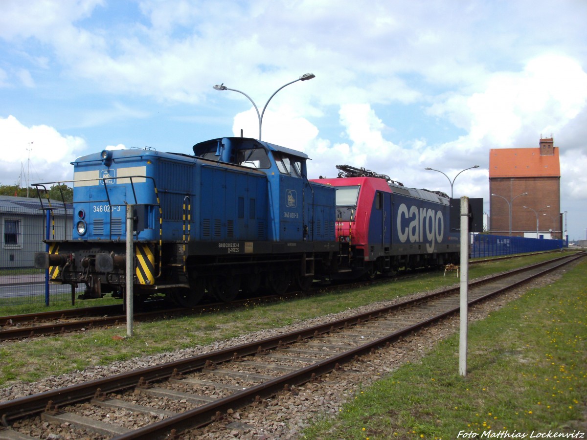 PRESS 346 020-3 (345 213-3) zusammen mit der SBB Re 482 abgestellt im Stralsunder Stadthafen (Bei der Getreide AG) am 21.8.13