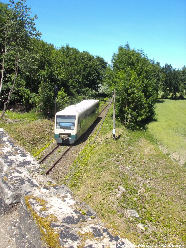 PRESS 605 032-4 bei der Vorbeifahrt am Einfahrtssignal Putbus am 15.6.14