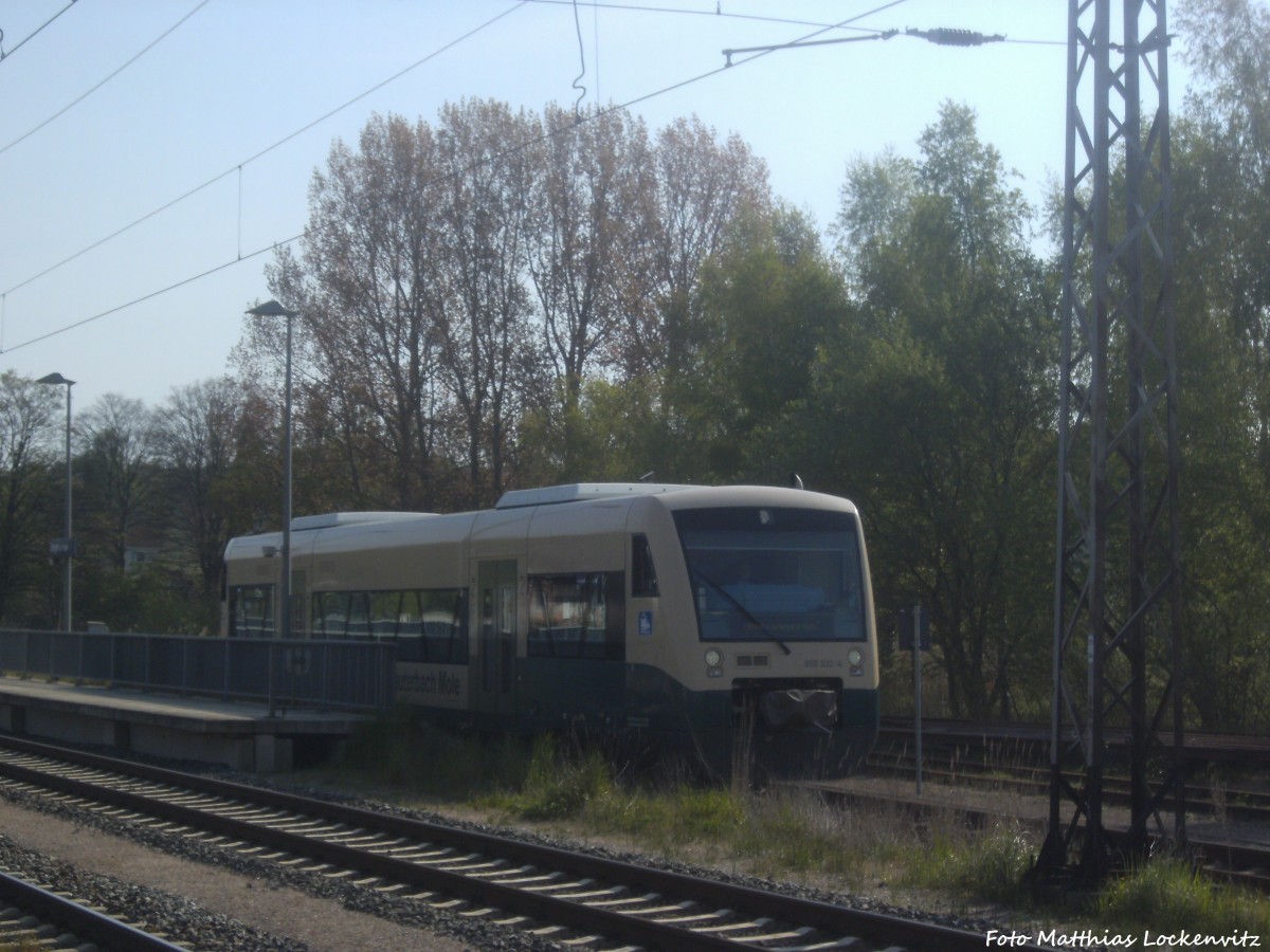 PRESS 650 032-4 bei der Ausfahrt aus Bergen auf Rgen in Richtung Lauterbach Mole ber Putbus am 30.4.14