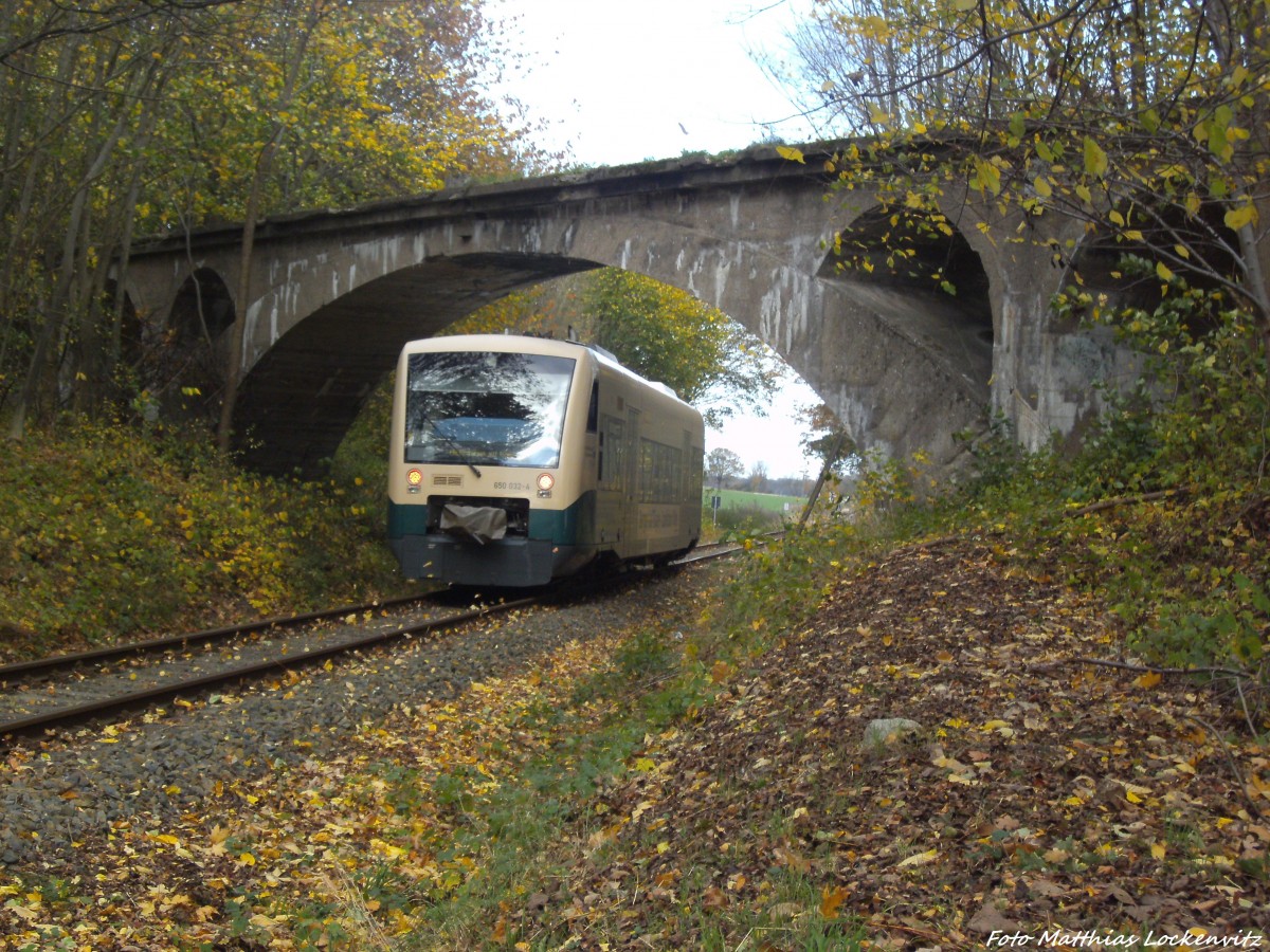 PRESS 650 032-4 hat den Betrieb zur Mittagszeit wieder aufgenommen / Hier kurz hinter Putbus in Richtung Bergen auf Rgen am 29.10.13