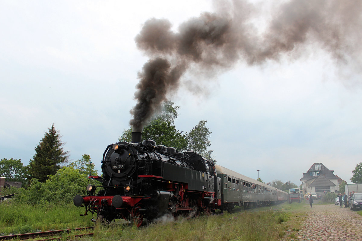 PRESS 86 333 Sonderfahrt im nassen Dreieck auf der EVB-Strecke Zeven - Tostedt. Jetzt geht es von Tostedt-West weiter nach Tostedt Hbf. Datum 26.05.2019