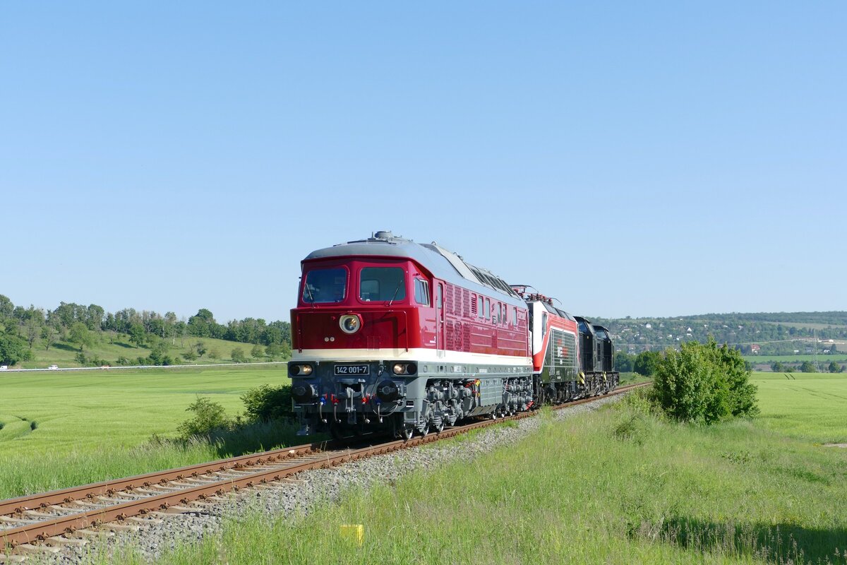 Priemierenfahrt im neuen Lack. Der Neuzugang bei der EBS, 142 001-7 brachte am 13.05.2024 bei Kleinjena die FWK 143 056 + EBS 202 597 + 202 738 von Karsdorf nach Naumburg (S) Hbf. (Foto: Wolfgang Krolop)