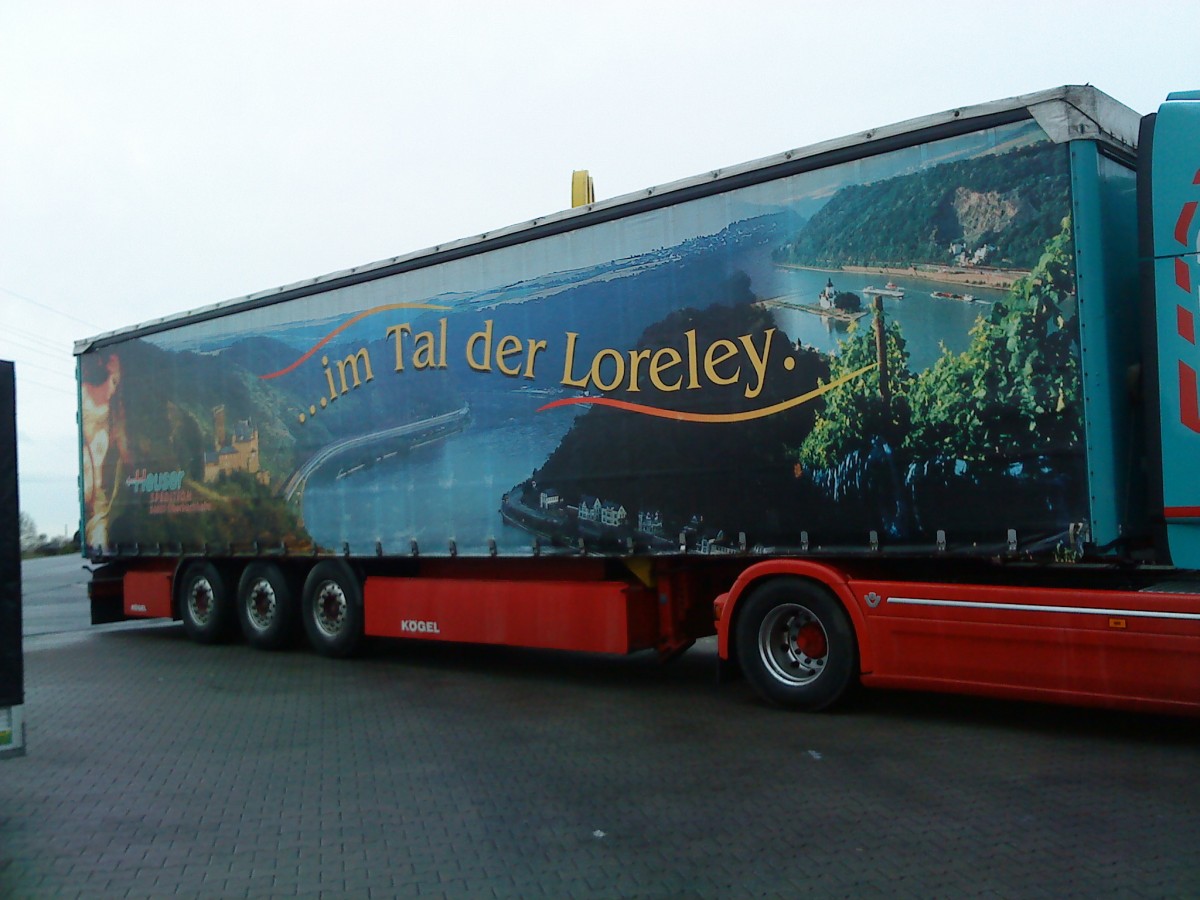 Pritsche-Planen-Auflieger der Firma Kgel - mit besonders schner Bedruckung -
gesehen auf dem Autohof in Grnstadt am 13.02.2014