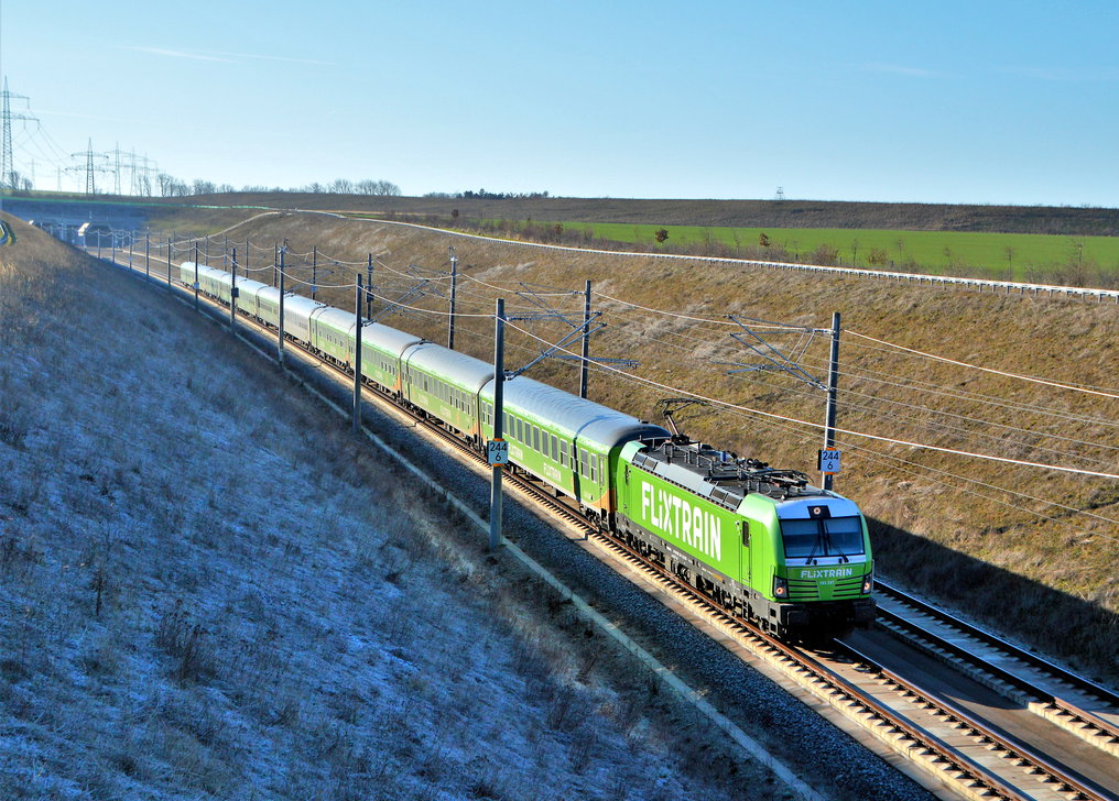 Privater Fernverkehr durch Flixtrain seit dem Fahrplanwechsel auf der Neubaustrecke.
ELL 193 247 mit dem FLX 76302 von Stuttgart Hbf nach Berlin Hbf (tief) kommt am 02.01.2020 aus dem Bibratunnel. Nach �berquerung des Unstruttales verschwindet der Zug im Osterbergtunnel.