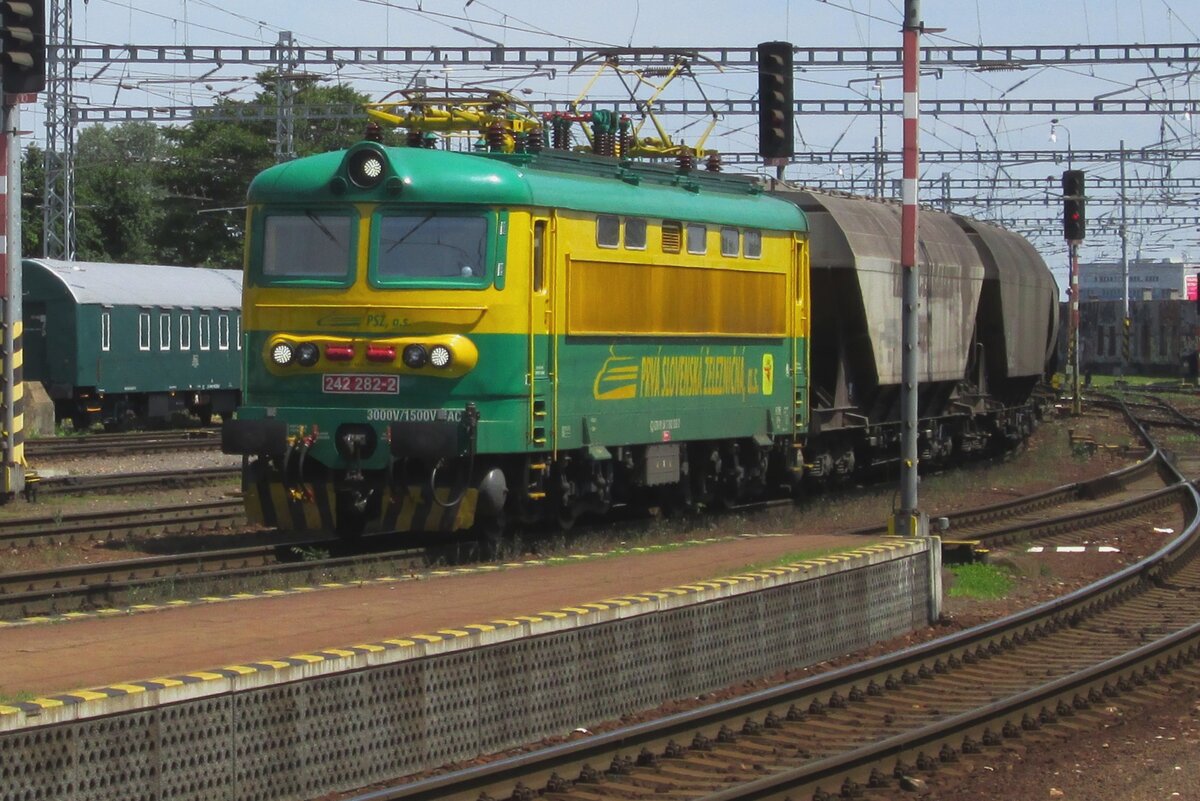 Prv Slovenska Zeleznice (Privater Slowakischer Eisenbahn) 242 282 zieht am 31 Mai 2015 ein Getreidezug durch Bratislava hl.st. -und am Ende lauft nioch ein Diesellok mit.