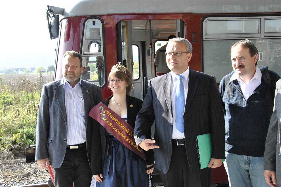 P�nktlich um 11.54 Uhr konnte der Besucher den Empfang des Landrats und der B�rgermeister aus Freyburg und Laucha durch den Fanfarenzug  Finne  erleben. Stilecht kamen diese G�ste mit der Bahn nach Laucha gefahren; 05.10.2014 (Foto: Dieter Weber)