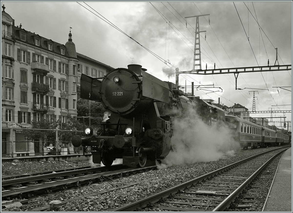Pünktlich verlässt die VVT 52 221 mit ihrem Extrazug 30 502 zum Dampfbahn Festival der BC den Bahnhof Neuchâtel.
14. Mai 2016
