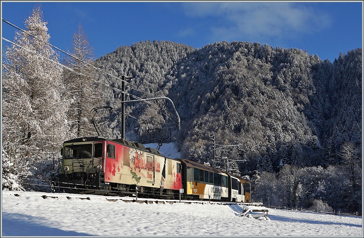 Pünktlich zum (metrologischen) Winteranfang hat es geschneit und der Schnee ist zumindest in der Höhe nicht gleich wieder weggeschmolzen, so dass ich die MOB GDe 4/4 6006  Aigle les Murailles  mit ihrem PE 2111 auf dem Weg von Zweisimmen nach Montreux bei Les Avants noch einmal in winterlicher Umgebung fotografieren konnte.

Die GDe 4/4 6006 wurde von der SLM/BBC 1983 gebaut und an die GFM geliefert; die MOB übernahm dann der TPF 2008 die GDe 4/4 102  Neirivue  (mit der Schwesterlok GDe 4/4 101) und setzt sie seitdem als GDe 4/4 6006 ein. 

2. Dezember 2020