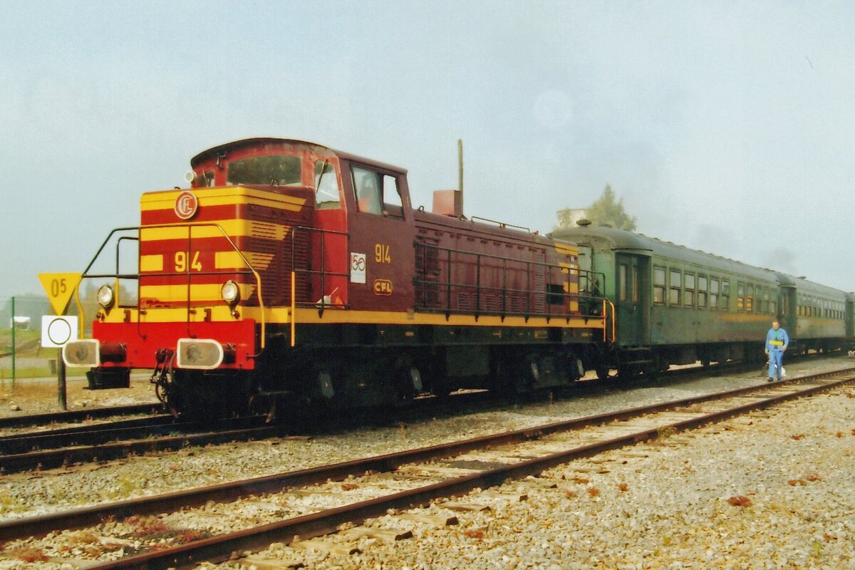 Quasi-CFL 914 rangiert ein Museumszug in Mariembourg bei der CFV3V am 26 September 2009.