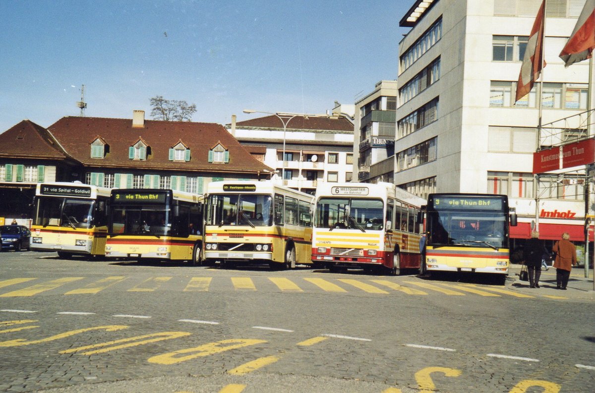 (R 4136) - Aus dem Archiv: STI Thun - Nr. 62/BE 452'462 - Mercedes/R&J + Nr. 81/BE 543'381 - MAN + Nr. 6/BE 26'667 - Volvo/FHS (ex TSG Blumenstein Nr. 6) + Nr. 33/BE 419'033 - Volvo/R&J (ex SAT Thun Nr. 33) + Nr. 96/BE 577'096 - MAN am 13. Mrz 2005 beim Bahnhof Thun