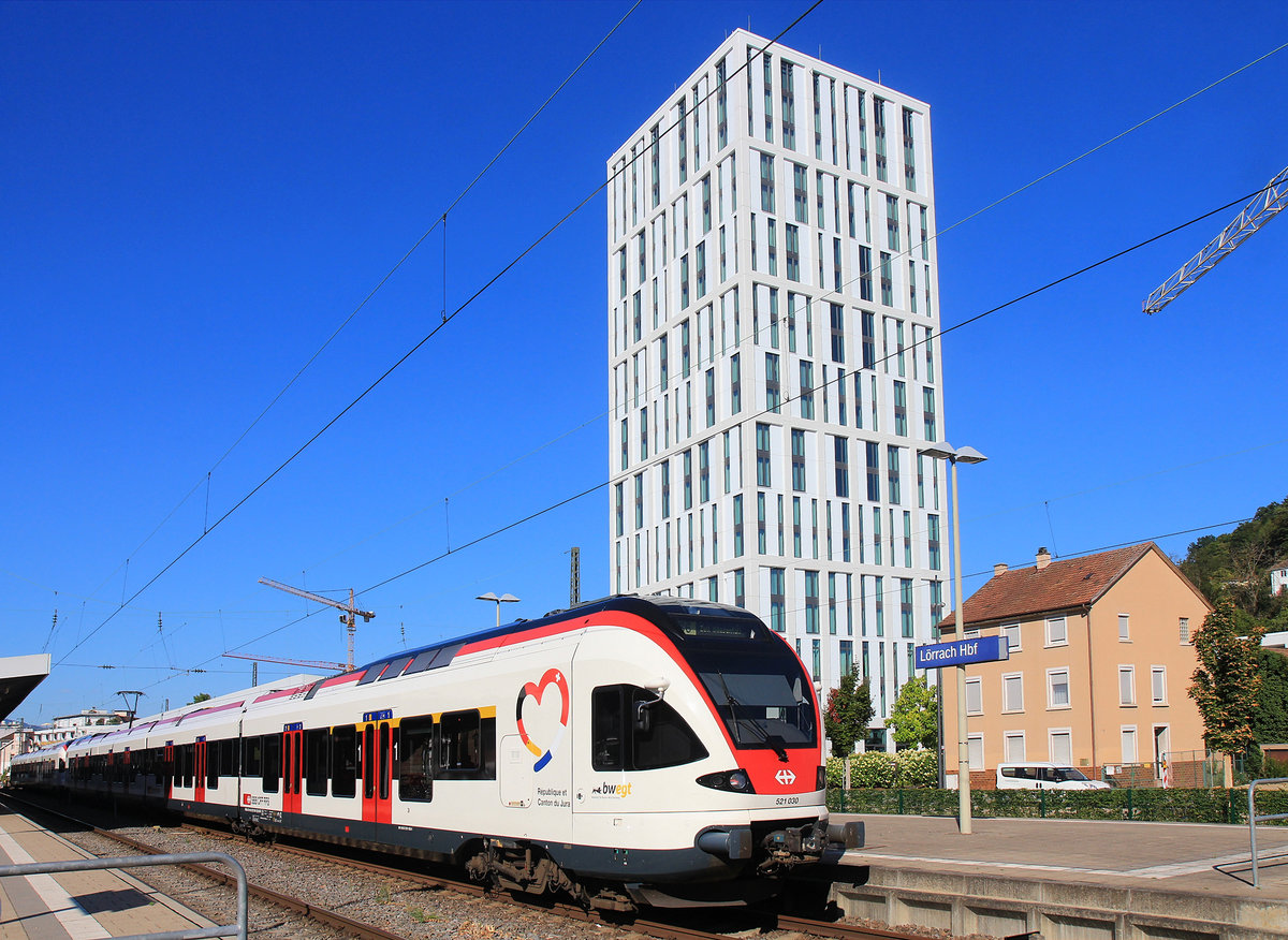 République et Canton du Jura in Deutschland. Triebzug 521 030 in Lörrach, vor dem neusten Hotel dieses Städtchens. 20.August 2020 