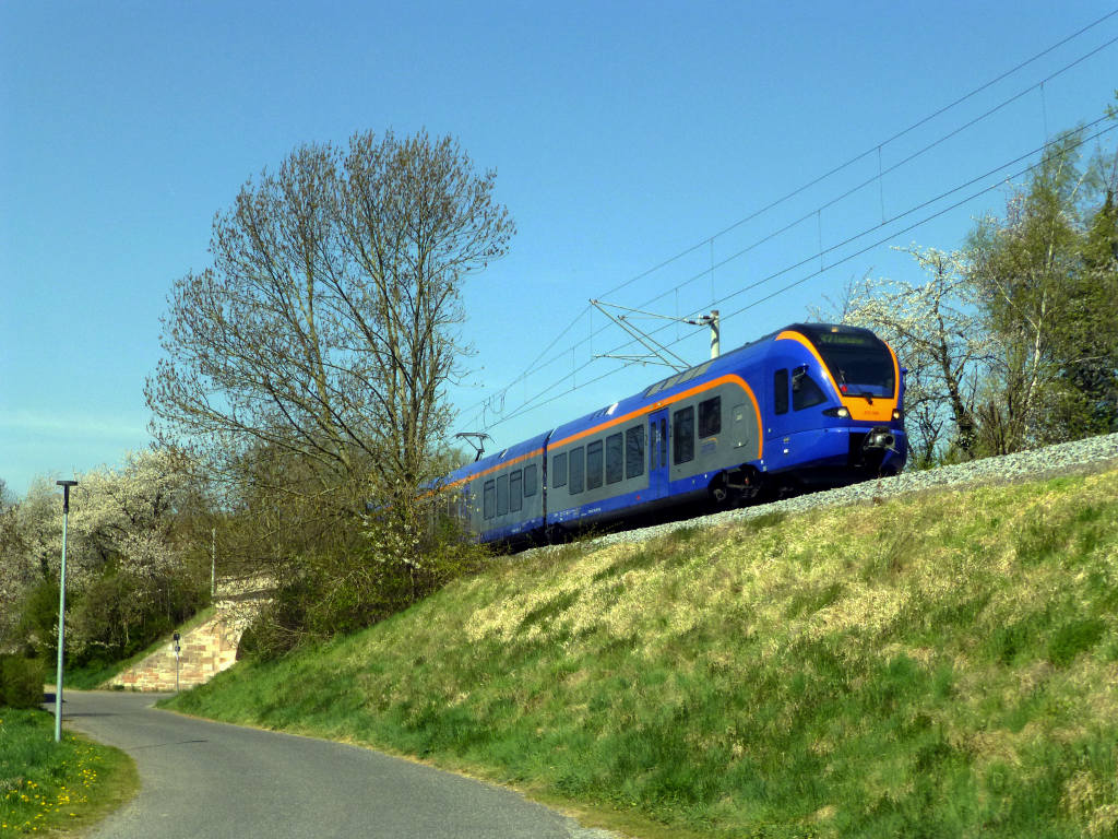 R7 (Cantus 427 006) nach Eschwege, am 24.4.15 auf dem Bahndamm unmittelbar vor dem Hp Niederhone.