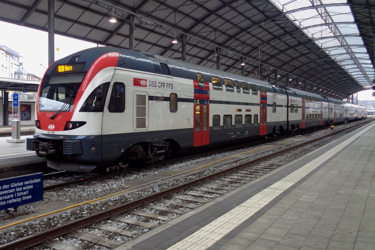 RABe 511 037 steht am Sylvester 2018 in Olten abfahrtbereit.