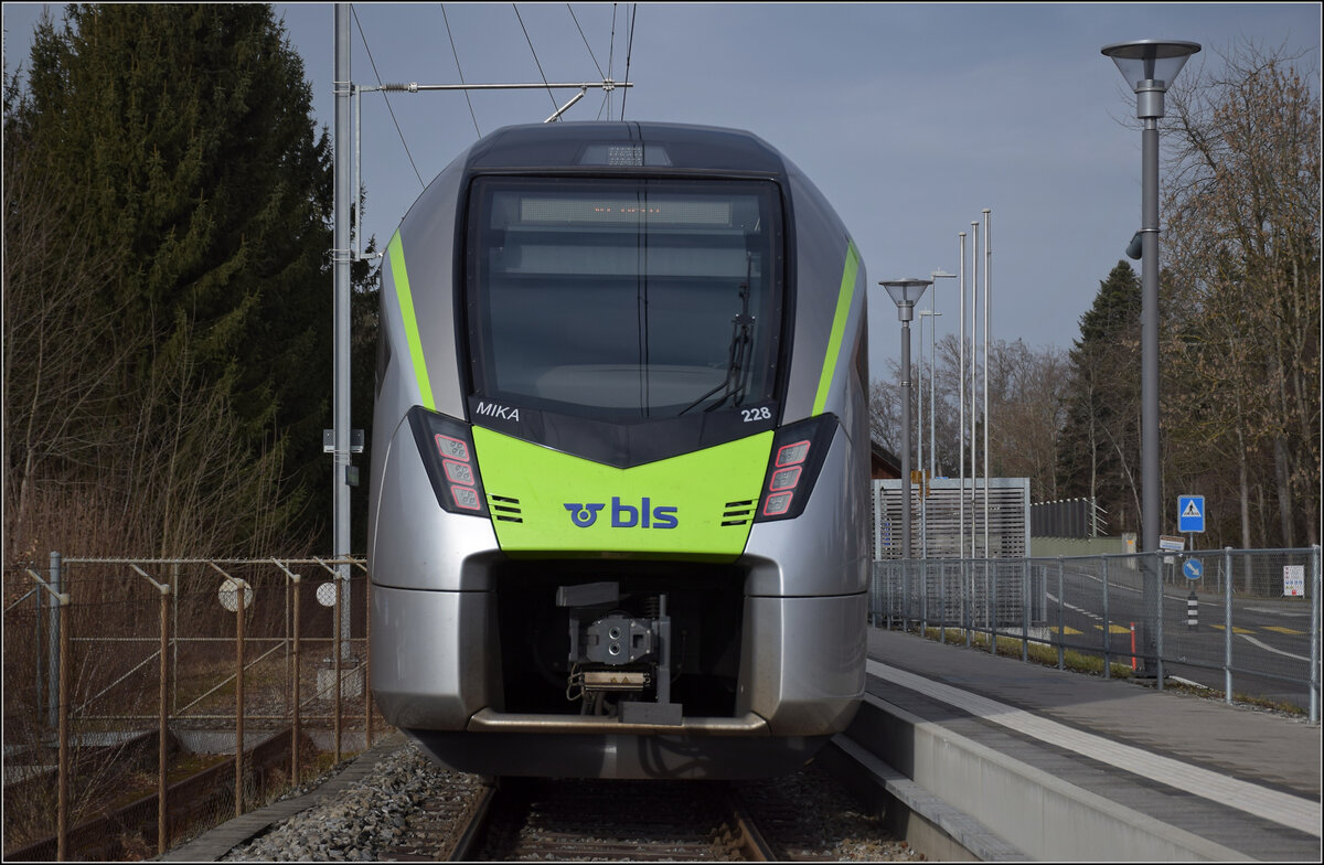 RABe 528 228 bei der Schwarzwasserbr�cke. Nach Durchfahrt des Zuges �ffnet sich die Minischranke f�r den Zugang zu Eisfeld und Bahnsteig und ein solches Bild ist im Vor�bergehen ganz erlaubt zu schiessen... Januar 2026.
