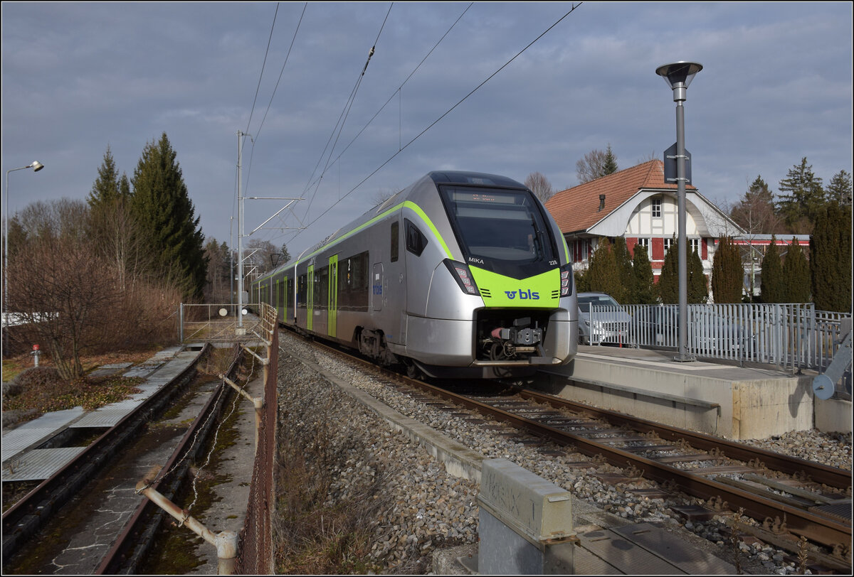 RABe 528 228 bei der Schwarzwasserbr�cke. Im Hintergrund das gleichnamige Restaurant. Links sind die Reste des Gleisanschlusses eines ehemaligen Tanklagers zu sehen. Man fragt sich schon, ob eine Abbruchkante in eine steile Schlucht der richtige Ort f�r ein Tanklager war. Heute ist die Frage beantwortet, ein Eisfeld f�r den Schlittschuhlauf ist die bessere Variante f�r einen solchen Ort. Januar 2026.
