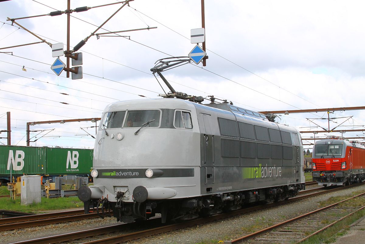 RADVE 103 222 passiert die 16,6/50Hz Trennstelle im Bhf. Pattburg/DK 30.04.2022