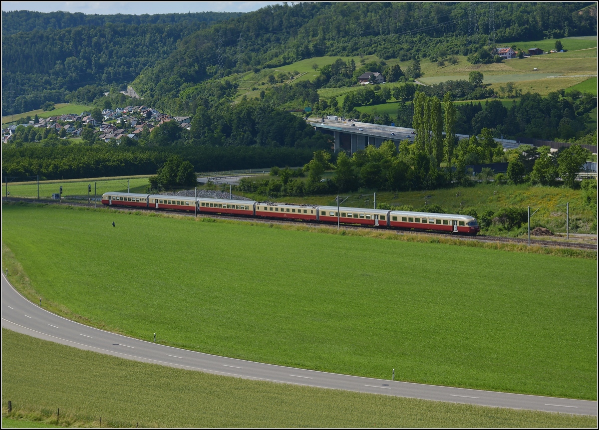 RAe 1053 bei Sissach. Juni 2021.