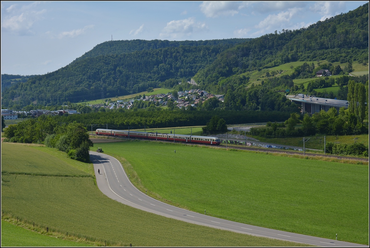 RAe 1053 bei Sissach. Juni 2021.