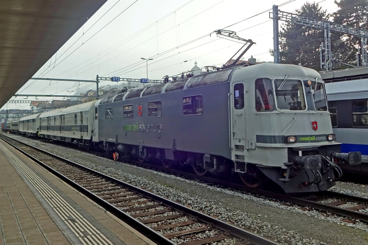 Rail Adventure 11603 wartet das Abfahrtsignal in SPiez am letzten Tag von 2019 ab.