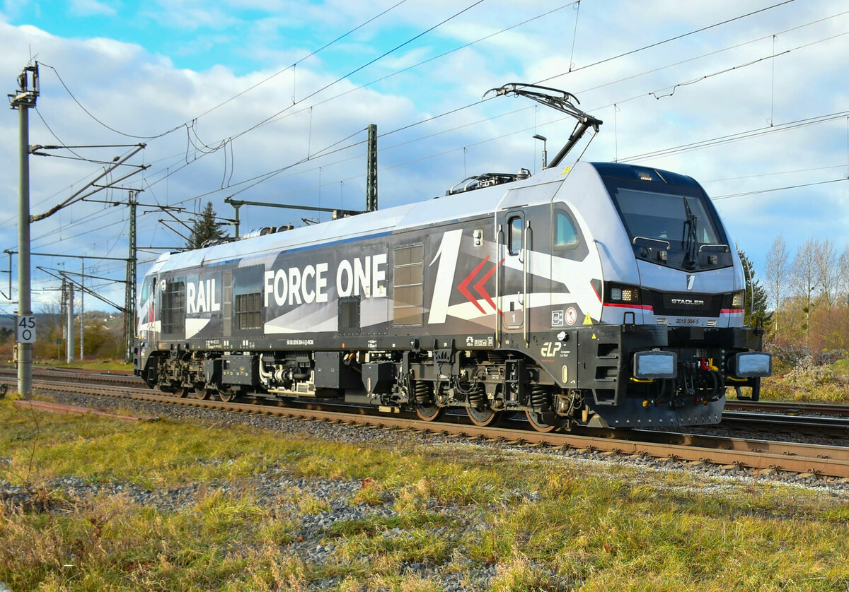 Rail Force One 2019 304-5 als Tfzf Richtung Weißenfels, am 11.12.2023 in Naumburg (S) Hbf. (Foto: Maik Köhler)
