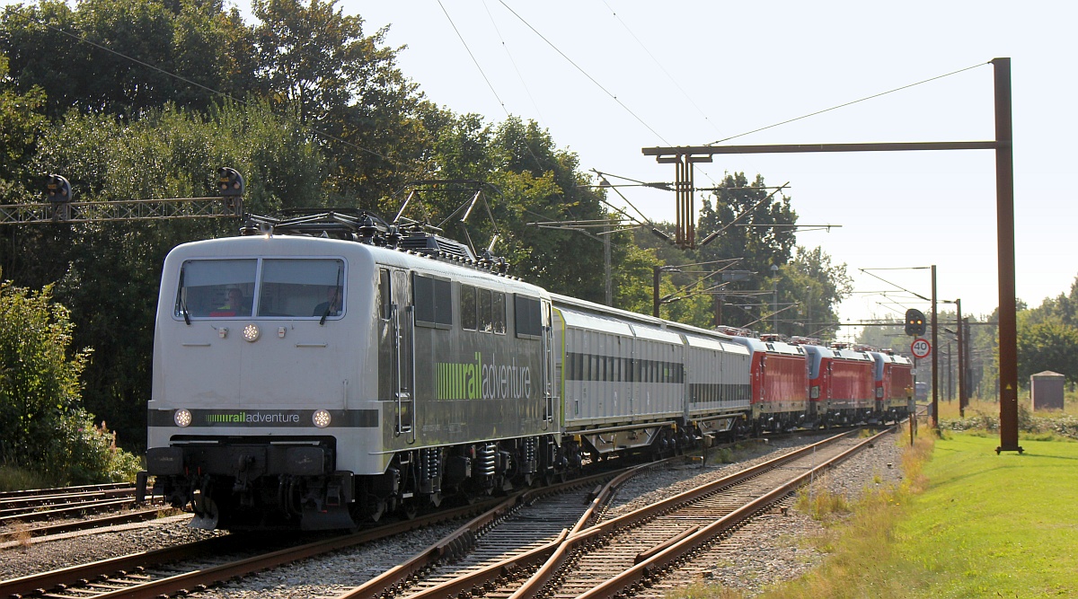 RailAdventure 111 222-6(REV/LD X/26.04.18) mit 2 Habfis Kuppelwagen und den ersten 3 neuen DSB Vectronen 3203 3201 und 3202 Einfahrt Padborg 14.09.2020