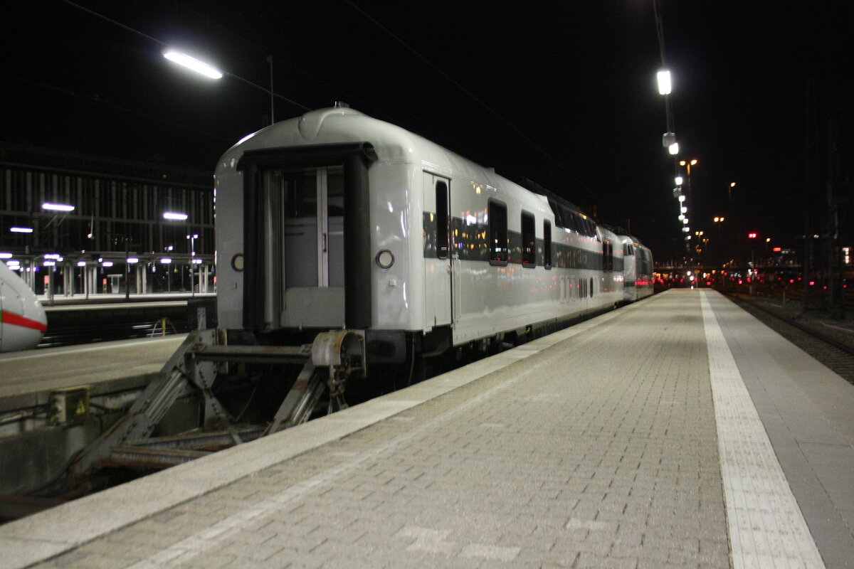 Railadventure Panoramawagen abgestellt im Bahnhof Mnchen Hbf am 24.3.21
4 Tage