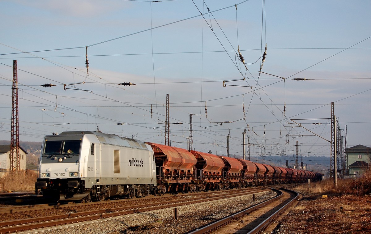 Raildox 76 102 mit einem G�terzug Richtung Bad K�sen, am 13.01.2014 in Naumburg Hbf. (Foto: dampflok015)