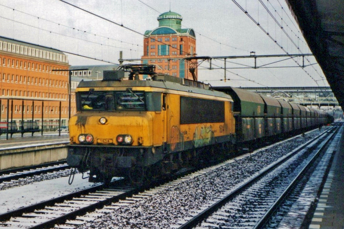 RaiLioN 1614 durchfahrt ´s-Hertogenbosch am 13 Februar 2006.