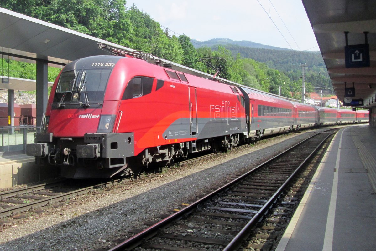 RailJet mit 1116 237 steht am 31 Mai 2015 in Leoben Hbf.